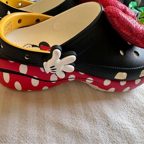 NWT Crocs Minnie Mouse Classic Platform Clog
Clogs Size 8 - Picture 12 of 12